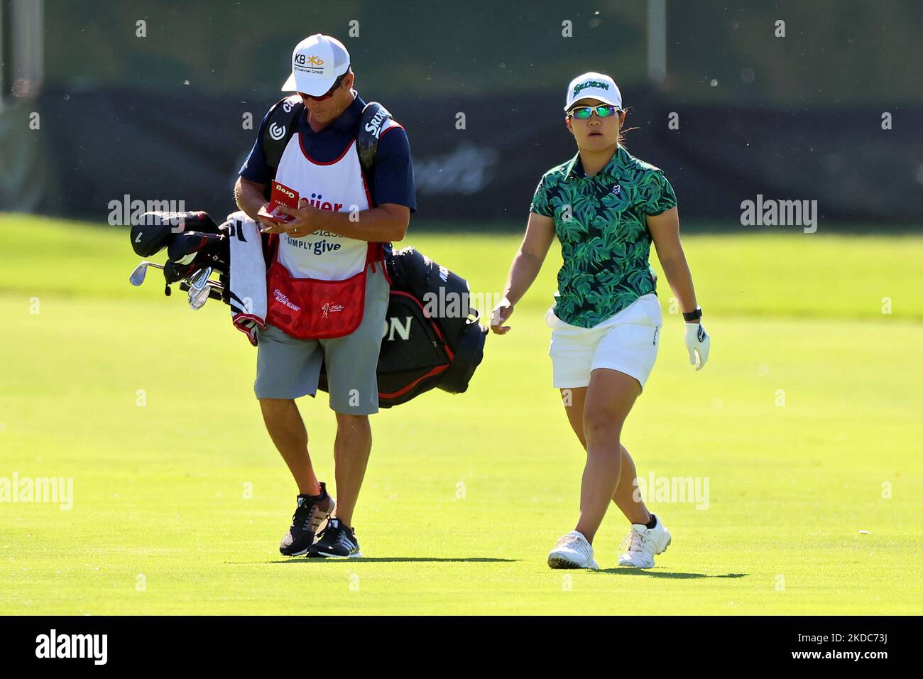 NASA Hatoaka aus Ibaraki, Japan, geht mit ihrem Caddie auf den 18. Green während der ersten Runde des Meijer LPGA Classic Golfturniers im Blythefield Country Club in Belmont, MI, USA Donnerstag, 16. Juni 2022. (Foto von Amy Lemus/NurPhoto) Stockfoto