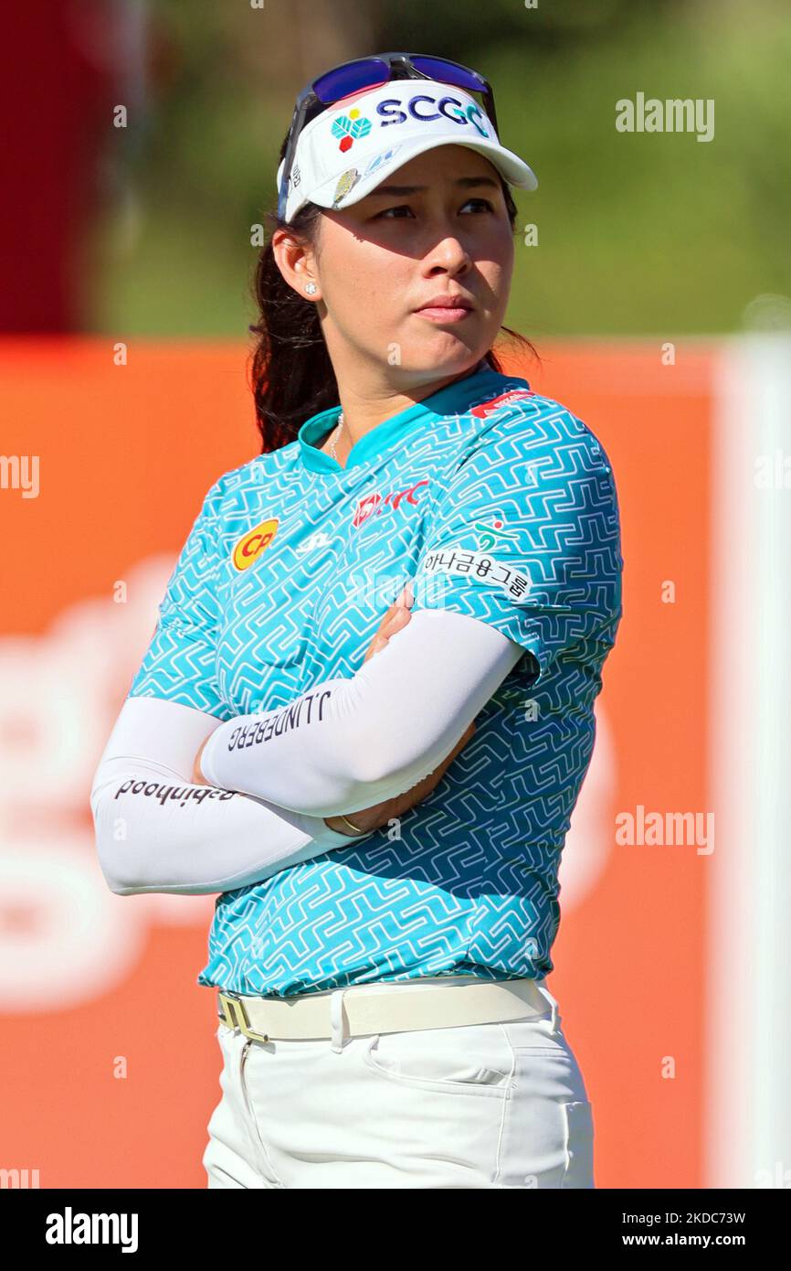Atthaya Thitikul wartet auf dem 18. Green während der ersten Runde des Meijer LPGA Classic Golfturniers im Blythefield Country Club in Belmont, MI, USA Donnerstag, 16. Juni 2022. (Foto von Amy Lemus/NurPhoto) Stockfoto