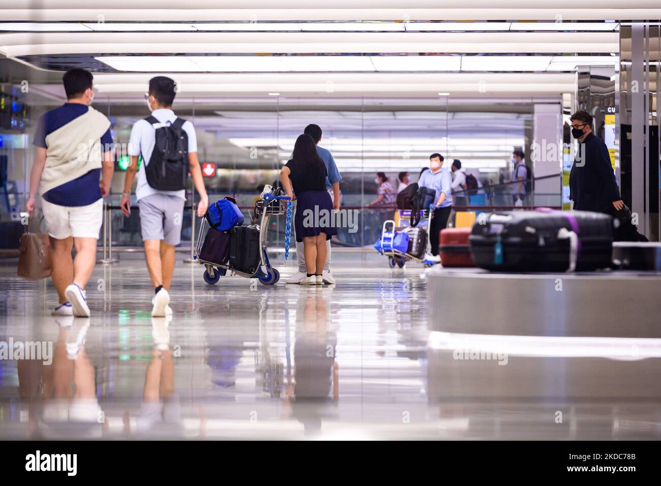 Reisende im Ankunftsbereich des Changi Airport in Singapur am Freitag, den 17. Juni 2022. (Foto von Joseph Nair/NurPhoto) Stockfoto