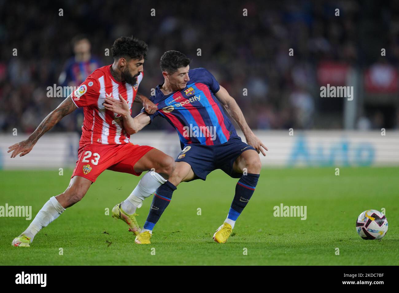 Robert Lewandowski vom FC Barcelona und Samuel Costa von UD Almeria während des La Liga-Spiels zwischen dem FC Barcelona und UD Almeria spielten am 05. November 2022 im Spotify Camp Nou Stadium in Barcelona, Spanien. (Foto von Bagu Blanco / PRESSIN) Stockfoto