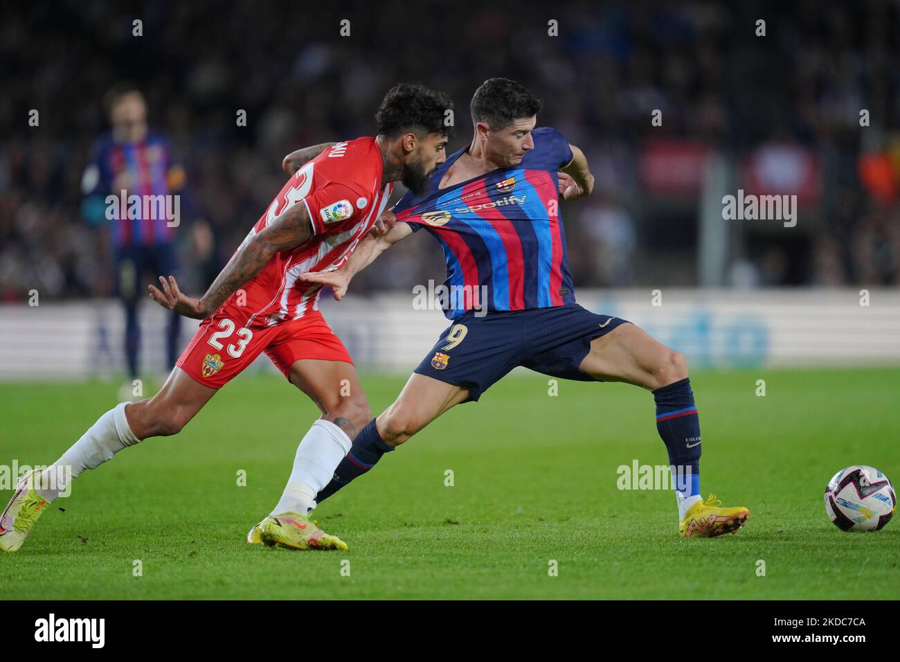 Robert Lewandowski vom FC Barcelona und Samuel Costa von UD Almeria während des La Liga-Spiels zwischen dem FC Barcelona und UD Almeria spielten am 05. November 2022 im Spotify Camp Nou Stadium in Barcelona, Spanien. (Foto von Bagu Blanco / PRESSIN) Stockfoto