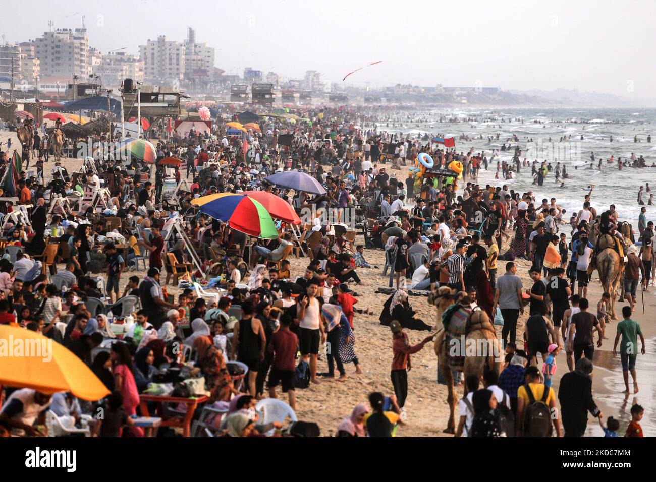 Hunderte von Palästinensern versammeln sich am 17. Juni 2022 in Gaza Beach, um sich an einem heißen Tag bei Sonnenuntergang abzukühlen. Die Strandbesucher im verarmten und belagerten Gazastreifen hatten zum ersten Mal seit Jahren die Chance, sauberes und sicheres Meerwasser zu genießen. (Foto von Sameh Rahmi/NurPhoto) Stockfoto