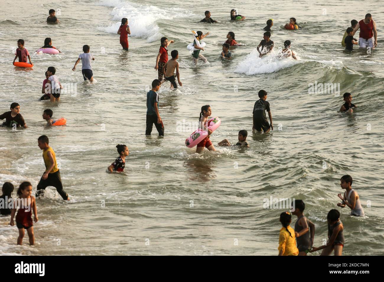 Palästinenser schwimmen in Gaza Beach, um sich an einem heißen Tag abzukühlen und während des Sonnenuntergangs am Freitag, dem 17. Juni 2022, zu genießen. Die Strandbesucher im verarmten und belagerten Gazastreifen hatten zum ersten Mal seit Jahren die Chance, sauberes und sicheres Meerwasser zu genießen. (Foto von Sameh Rahmi/NurPhoto) Stockfoto