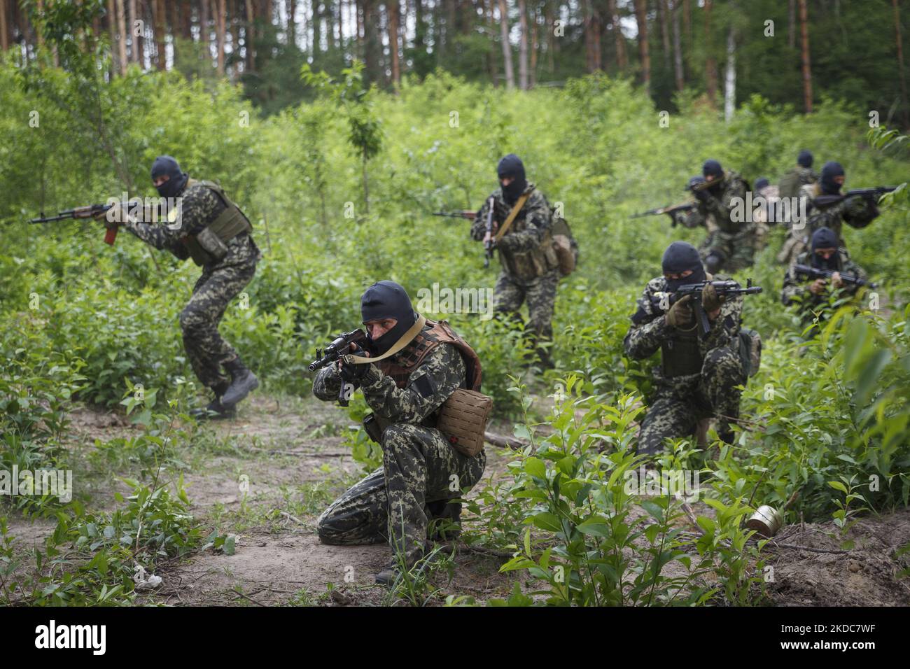 Kampftraining der Kämpfer der territorialen Verteidigung Bucha bei Kiew am 17. Juni 2022. Am 24. Februar 2022 drangen russische Truppen in das Gebiet ein und begannen einen Konflikt, der Zerstörung und eine humanitäre Krise provozierte. (Foto von Oleg Pereverzev/NurPhoto) Stockfoto