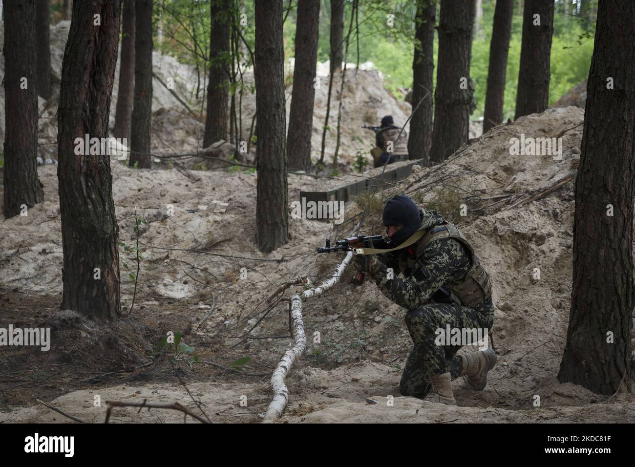 Kampftraining der Kämpfer der territorialen Verteidigung Bucha bei Kiew am 17. Juni 2022. Am 24. Februar 2022 drangen russische Truppen in das Gebiet ein und begannen einen Konflikt, der Zerstörung und eine humanitäre Krise provozierte. (Foto von Oleg Pereverzev/NurPhoto) Stockfoto