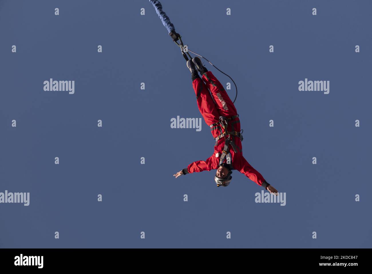 Die iranische Bungee-Frau Sogand Salari-30 führt am 15. Juni 2022 beim ersten akrobatischen Bungee-Jumping-Wettbewerb des Iran im Adrenaline Park im Nordwesten Teherans ein Bungee-Jumping von einem 40-Meter-Rig aus durch. Der erste akrobatische Bungee-Springen im Iran fand im Adrenaline Park im Nordwesten Teherans statt. (Foto von Morteza Nikoubazl/NurPhoto) Stockfoto