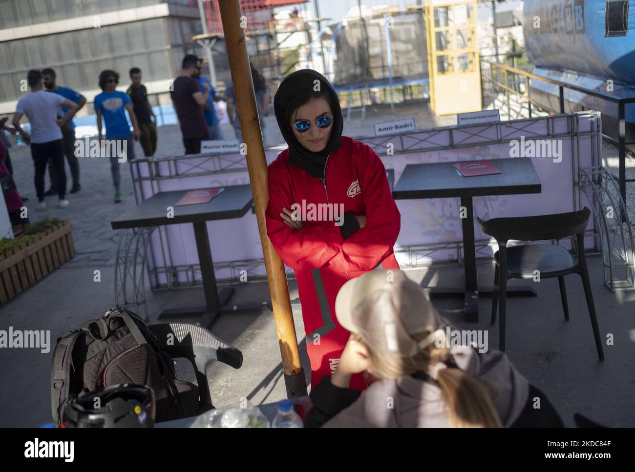 Die iranische Bungee-Frau Setareh-30 (L) spricht mit ihrer Freundin, nachdem sie am 15. Juni 2022 beim ersten akrobatischen Bungee-Jumping-Wettbewerb des Iran im Adrenaline Park im Nordwesten Teherans Bungee-Jumping von einem 40-Meter-Rig aus durchgeführt hat. Der erste akrobatische Bungee-Springen im Iran fand im Adrenaline Park im Nordwesten Teherans statt. (Foto von Morteza Nikoubazl/NurPhoto) Stockfoto