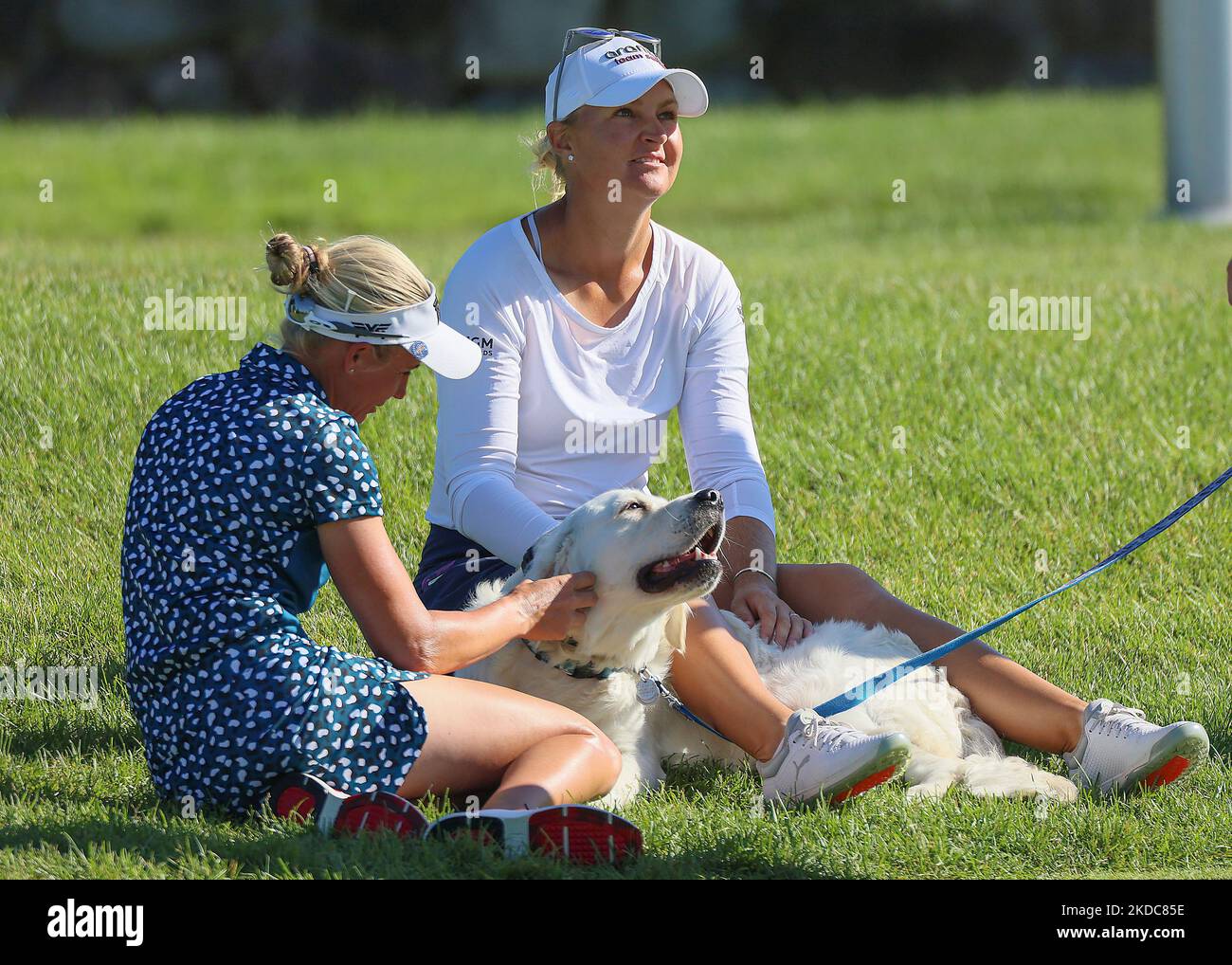 Anna Nordqvist aus Schweden sitzt mit ihrem Hund, nachdem sie die zweite Runde des Meijer LPGA Classic Golfturniers im Blythefield Country Club in Belmont, MI, USA, am Freitag, den 17. Juni 2022 absolviert hat. (Foto von Amy Lemus/NurPhoto) Stockfoto