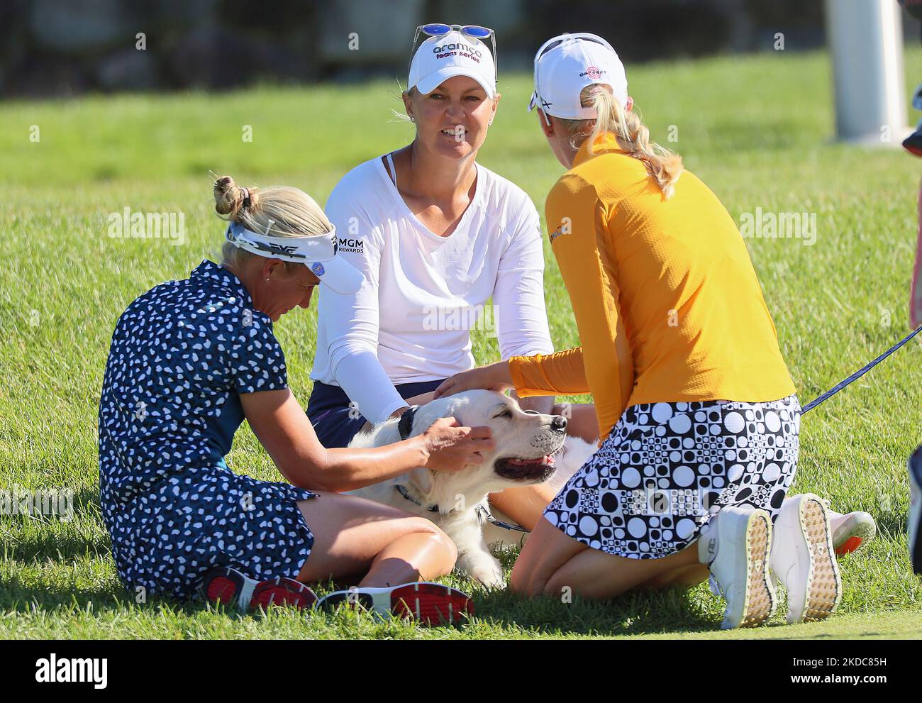 Anna Nordqvist aus Schweden sitzt mit ihrem Hund, nachdem sie die zweite Runde des Meijer LPGA Classic Golfturniers im Blythefield Country Club in Belmont, MI, USA, am Freitag, den 17. Juni 2022 absolviert hat. (Foto von Amy Lemus/NurPhoto) Stockfoto