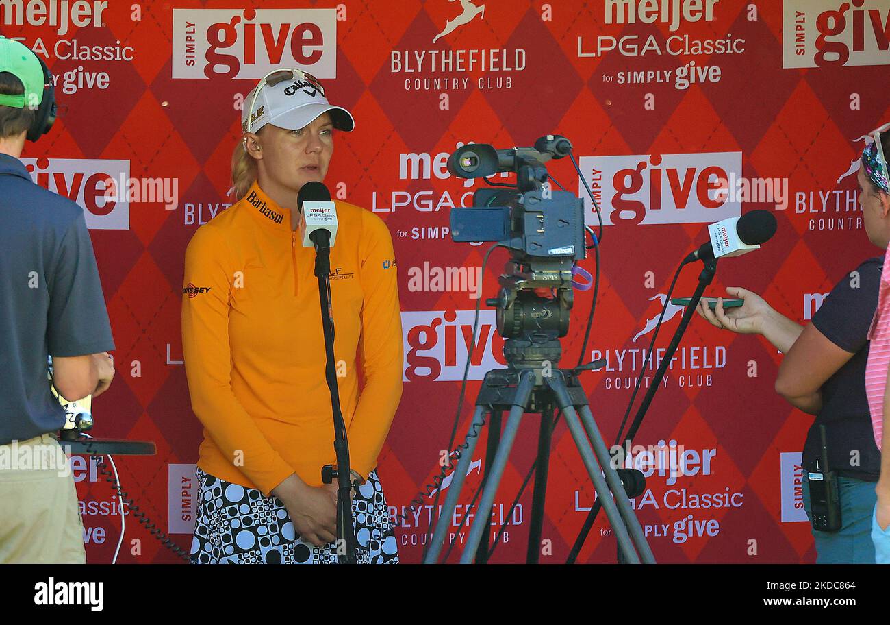Madelene Sagstrom aus Enkoping, Schweden (Mitte), wird nach Abschluss der zweiten Runde des Meijer LPGA Classic Golfturniers im Blythefield Country Club in Belmont, MI, USA, am Freitag, den 17. Juni 2022 interviewt. (Foto von Amy Lemus/NurPhoto) Stockfoto
