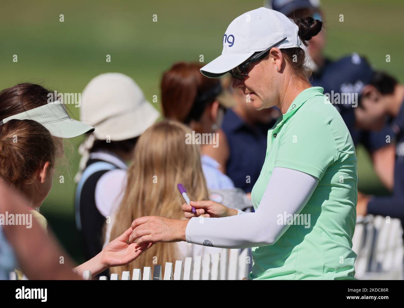 Caroline Masson aus Gladbeck, Deutschland, gibt bei der zweiten Runde des Meijer LPGA Classic Golfturniers im Blythefield Country Club in Belmont, MI, USA, am Freitag, 17. Juni 2022 Autogramme für Fans ab. (Foto von Amy Lemus/NurPhoto) Stockfoto