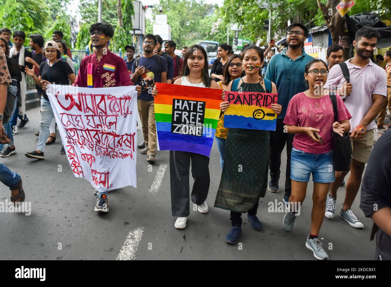 Die LGBTQ-Gemeinschaft und verschiedene Studentenorganisationen veranstalteten am 18. Juni 2022 einen Pride-Monat in Kalkutta, Indien. (Foto von Debarchan Chatterjee/NurPhoto) Stockfoto