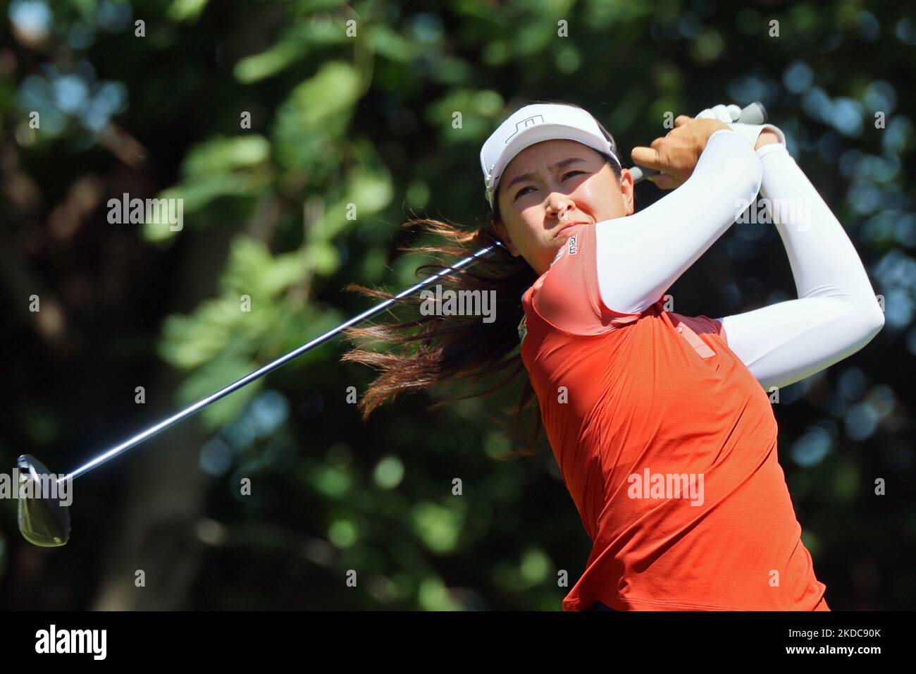 Kelly Tan von Batu Pahat, Malyasia, legt während der ersten Runde des Meijer LPGA Classic Golfturniers im Blythefield Country Club in Belmont, MI, USA, Donnerstag, 16. Juni 2022, auf das Grün 3. neben ihrem Caddie. (Foto von Amy Lemus/NurPhoto) Stockfoto