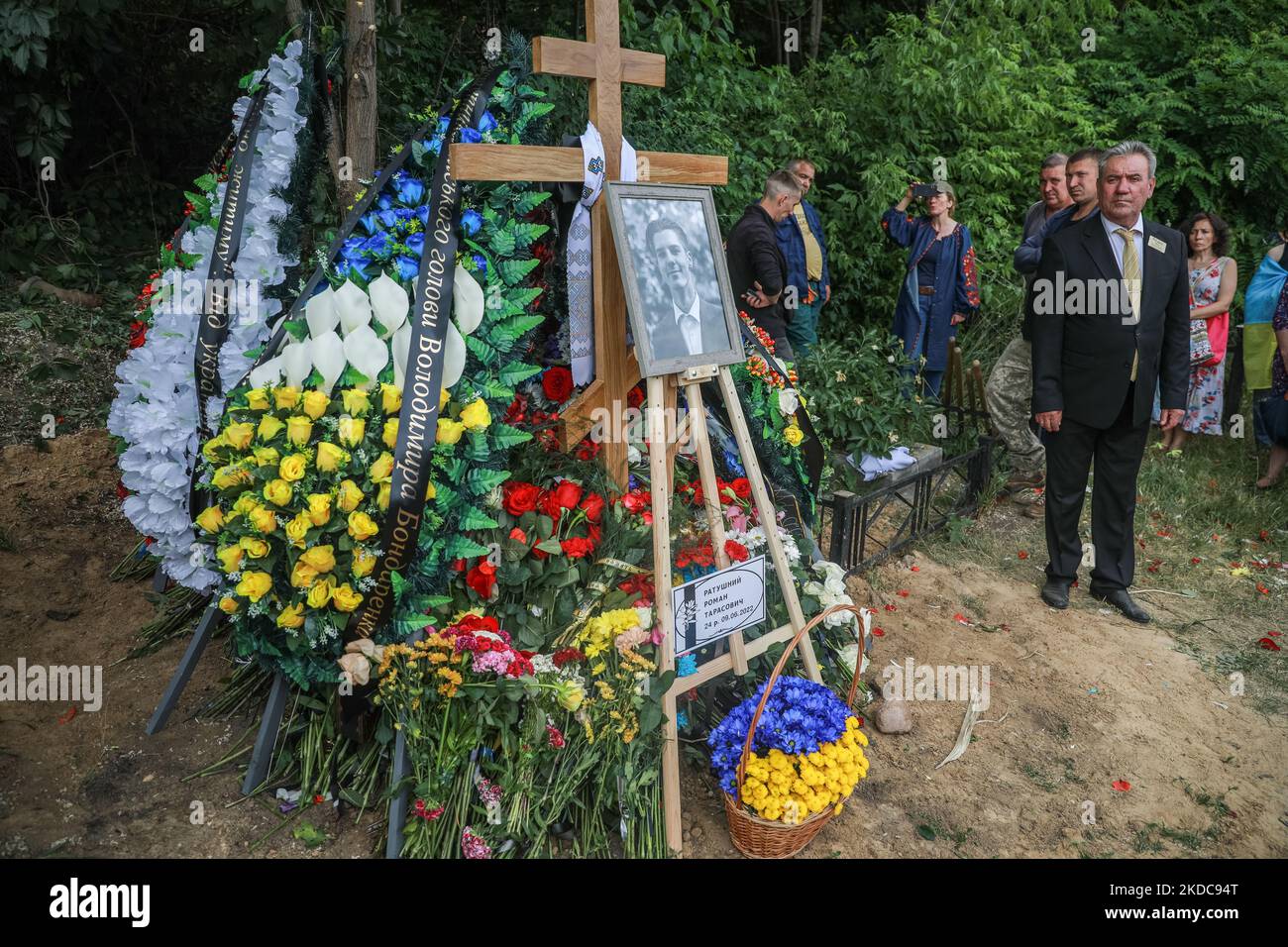 Grab des berühmten Aktivisten und Militärs Roman Ratushnyi auf dem Friedhof Baikove, Kiew, Ukraine, 18. Juni 2022 (Foto: Oleksandr Khomenko/NurPhoto) Stockfoto