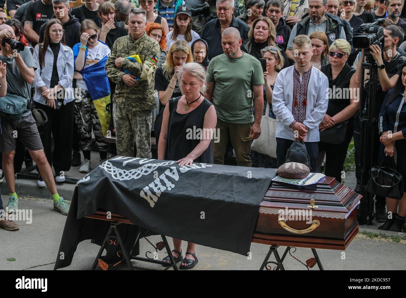 Die Mutter von Roman Rutushyi, Svitlana Powaljajewa, (Mitte) legte die Hand auf den Sarg mit ihrem Sohn während der Abschiedszeremonie mit einem berühmten Aktivisten und Militär auf dem Friedhof in Baikowe, Kiew, Ukraine 18. Juni 2022 (Foto: Oleksandr Khomenko/NurPhoto) Stockfoto