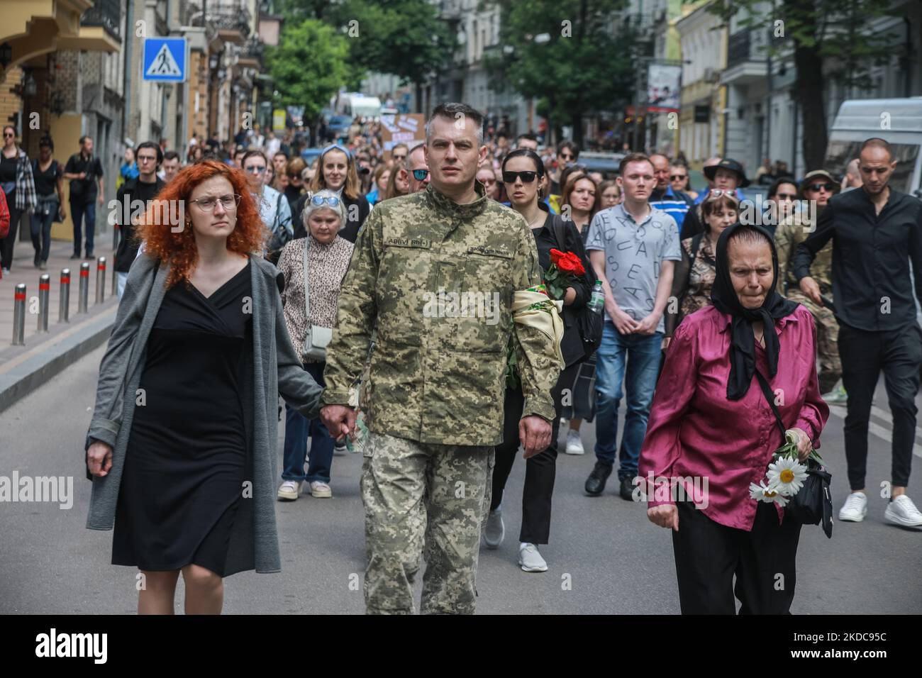 Der Vater von Roman Ratushnyi (Mitte) führt die Säule an, wobei der Sarg auf den Maidan Nezalezhnosti (Unabhängigkeitsplatz), Kiew, Ukraine, 18. Juni 2022 (Foto: Oleksandr Khomenko/NurPhoto) Stockfoto