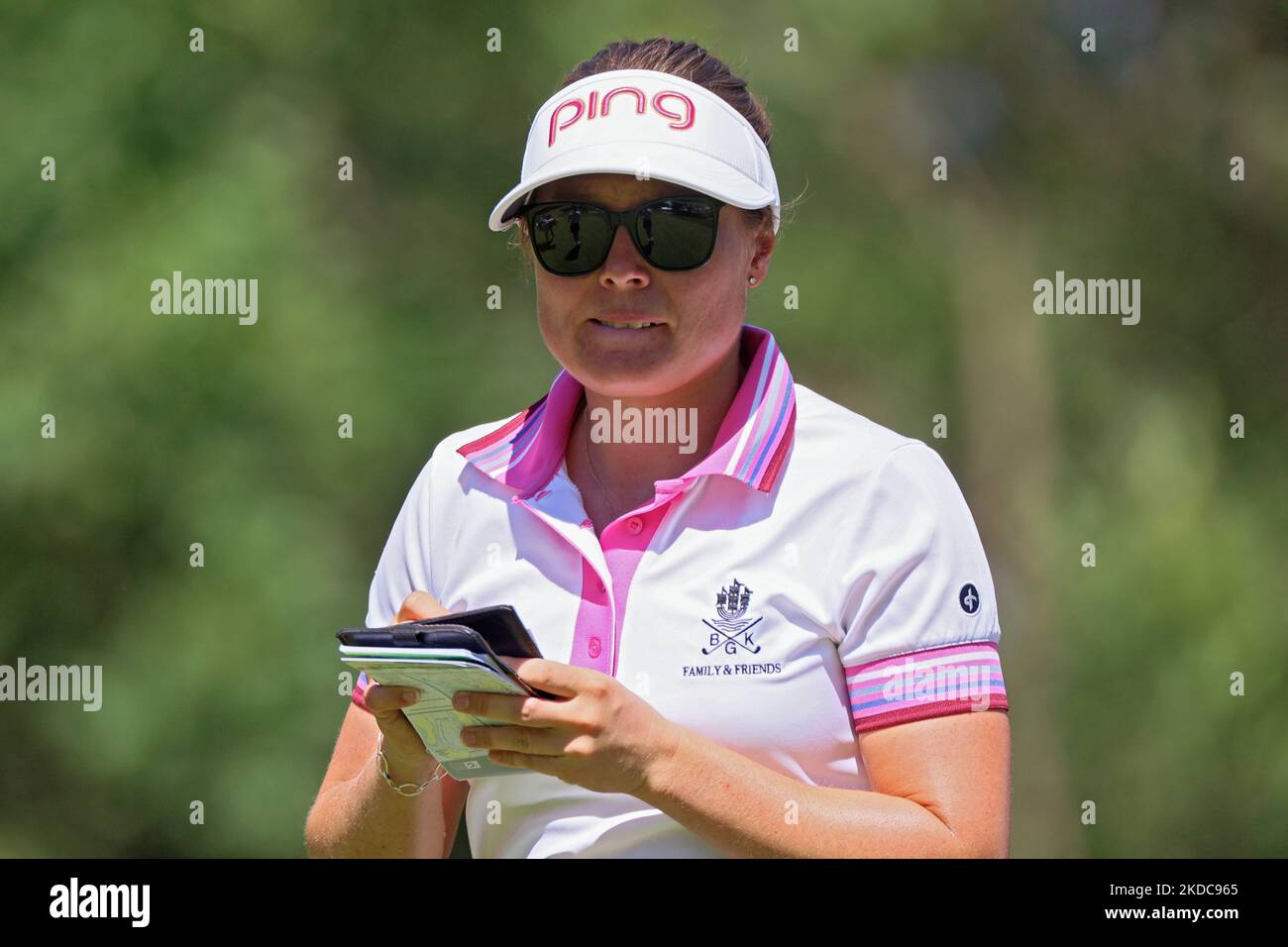 Linnea Johansson aus Bastad, Schweden, läuft vom 4. Abschlag während der ersten Runde des Meijer LPGA Classic Golfturniers im Blythefield Country Club in Belmont, MI, USA Donnerstag, 16. Juni 2022. (Foto von Amy Lemus/NurPhoto) Stockfoto