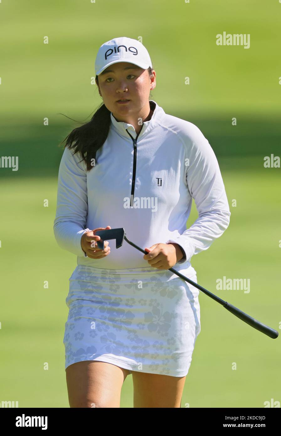 Allisen Corpuz aus Kapolei, Hawaii spaziert auf dem 3. Green während der ersten Runde des Meijer LPGA Classic Golfturniers im Blythefield Country Club in Belmont, MI, USA Donnerstag, 16. Juni 2022. (Foto von Amy Lemus/NurPhoto) Stockfoto