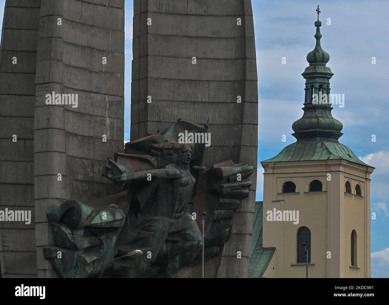 Teilansicht des Revolutionsdenkmals im Herzen von Rzeszow mit dem Turm der Basilika Mariä Himmelfahrt in Rzeszow. Am Samstag, den 18. Juni 2022, in Rzeszow, Woiwodschaft Podkarpackie, Polen. (Foto von Artur Widak/NurPhoto) Stockfoto