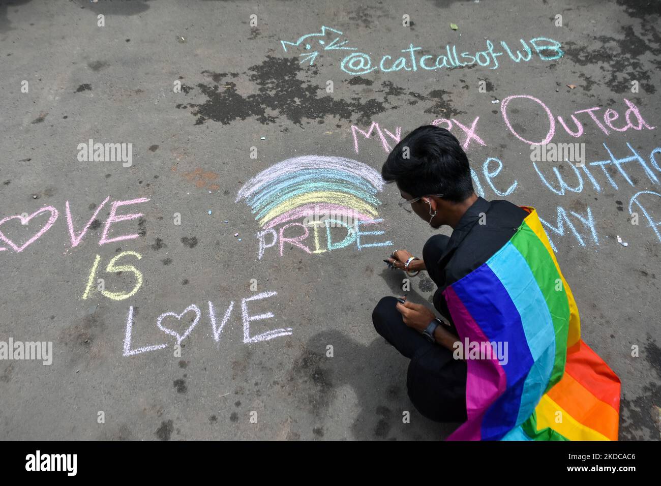 Die Teilnehmer werden gesehen, wie sie während einer Parade in Kalkutta, Indien, am 19. Juni 2022 verschiedene Botschaften auf der Straße zeichnen. Verschiedene soziale Organisationen hielten eine Pride-Kundgebung zur Unterstützung der LGBTQ-Gemeinschaft ab, anlässlich des Pride Month in Kalkutta. (Foto von Debarchan Chatterjee/NurPhoto) Stockfoto