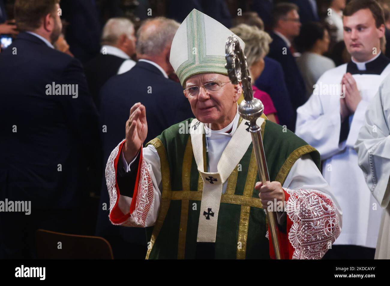 Marek Jedraszewski, Erzbischof von Krakau, zelebrierung die Messe in der Wawel-Kathedrale. Krakau, Polen, am 18.. Juni 2022. Der Gottesdienst erinnerte an den 73.. Geburtstag von Jaroslaw Kaczynski und seinem Zwillingsbruder Lech Kaczynski, dem Präsidenten Polens, der am 10. April 2010 bei dem Absturz des Flugzeugs TU-154 in Smolensk, Russland, starb. (Foto von Beata Zawrzel/NurPhoto) Stockfoto