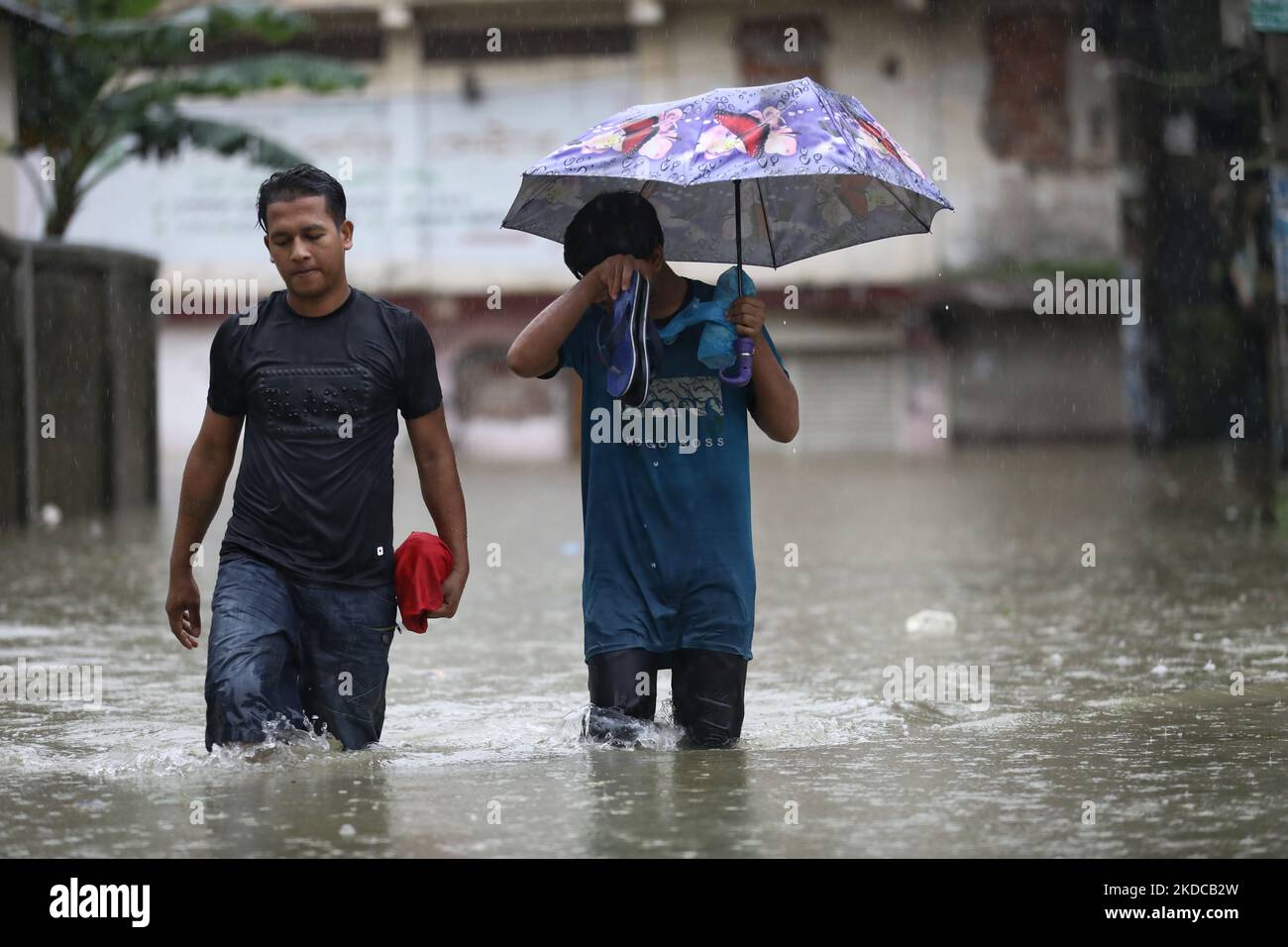 Die Menschen versuchen zu überleben, während Monsunregen riesige Gebiete des Landes überschwemmte und am 18. Juni 2022 Millionen von Häusern in Sylhet, Bangladesch, unter Wasser ließen. Monsunstürme in Bangladesch und Indien haben mindestens 59 Menschen getötet und verheerende Überschwemmungen ausgelöst, die Millionen von anderen gestrandet haben, sagten Beamte. (Foto von Syed Mahamudur Rahman/NurPhoto) Stockfoto