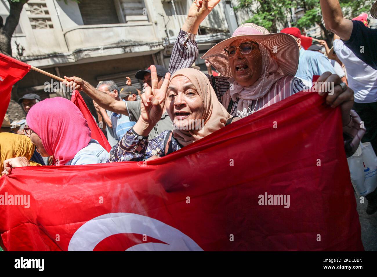 Eine Protesterin macht das Siegeszeichen, als sie eine Flagge Tunesiens hält, während sie während eines protestmarsches der Nationalen Rettungsfront in Tunis, Tunesien, am 19. Juni, Slogans ruft. 2022, um den Boykott des Referendums über eine neue Verfassung zu fordern, das vom tunesischen Präsidenten Kais Saied angekündigt wurde und am 25. Juli stattfinden wird. Die Demonstranten protestierten auch gegen Kais Saied und die außergewöhnlichen Maßnahmen, die er seit Juli 2021 ergriff, und forderten den Sturz der so genannten Diktatur. (Foto von Chedly Ben Ibrahim/NurPhoto) Stockfoto