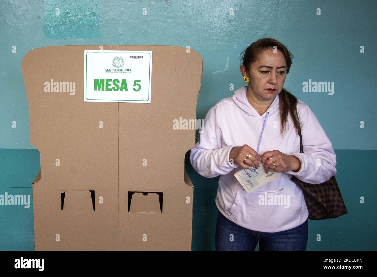 Eine Frau stimmt während der zweiten Wahlrunde in BogotÃ¡, Kolumbien, am 19. juni 2022. (Foto von Robert Bonet/NurPhoto) Stockfoto