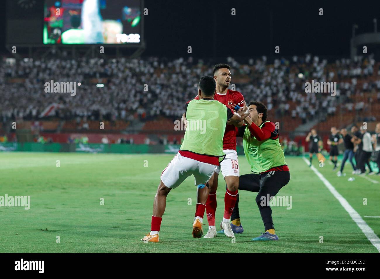 Die Spieler von Al Ahly feiern, nachdem sie am 19. juni 2022 in Kairo im Al Salam-Stadion ein Tor im Spiel zwischen Zamalek und Al Ahly erzielt haben (Foto von Ahmed Awaad/NurPhoto) Stockfoto