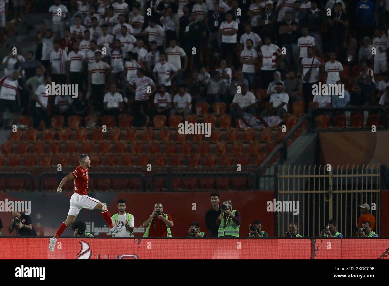 Mohamed kreischte Spieler von Al Ahly feiern nach einem Tor während des Spiels zwischen Zamalek und Al Ahly im Al Salam Stadion am 19. juni 2022 in Kairo (Foto von Ahmed Awaad/NurPhoto) Stockfoto