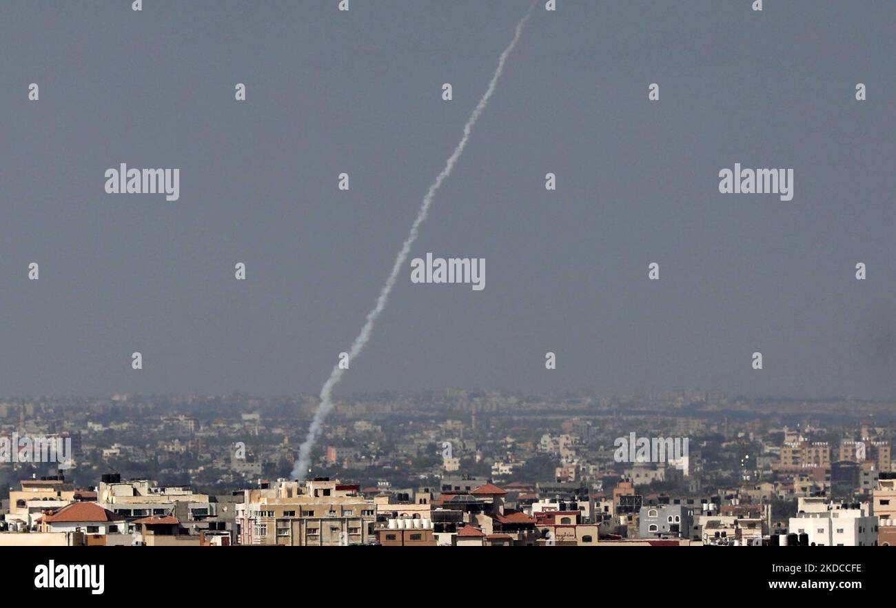 Raketen werden von Aktivisten des Palästinensischen Islamischen Jihad während einer Übung in Gaza City am 20. Juni 2022 ins Meer abgefeuert. (Foto von Majdi Fathi/NurPhoto) Stockfoto