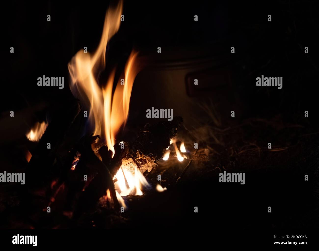 Nahaufnahme von Feuer und Kochen während des Campens in thüringen Stockfoto