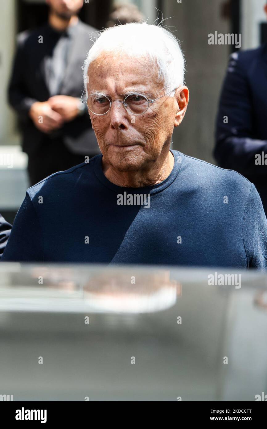 Giorgio Armani kommt auf der Emporio Armani Fashion Show während der Milan Fashion Week S/S 2023 am 18. Juni 2022 in Mailand, Italien. (Foto von Mairo Cinquetti/NurPhoto) Stockfoto