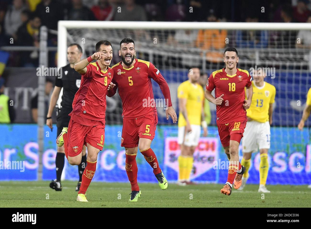 Stefan Mugosa feiert im Rahmen des UEFA Nations League -League B Group 3-Spiels zwischen Rumänien und Montenegro am 14. Juni 2022 im Rapid Giulesti Stadium in Bukarest, Rumänien, in Aktion. (Foto von Alex Nicodim/NurPhoto) Stockfoto