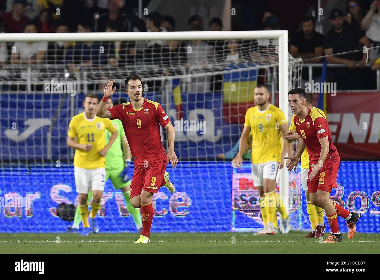 Stefan Mugosa feiert im Rahmen des UEFA Nations League -League B Group 3-Spiels zwischen Rumänien und Montenegro am 14. Juni 2022 im Rapid Giulesti Stadium in Bukarest, Rumänien, in Aktion. (Foto von Alex Nicodim/NurPhoto) Stockfoto