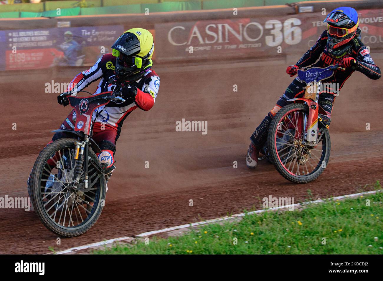 Tom Brennan (Gelb) führt Drew Kemp (Blau) während des SGB-Premiership-Spiels zwischen Wolverhampton Wolves und Belle Vue Aces am Montag, 20.. Juni 2022, im Monmore Green Stadium, Wolverhampton. (Foto von Ian Charles/MI News/NurPhoto) Stockfoto