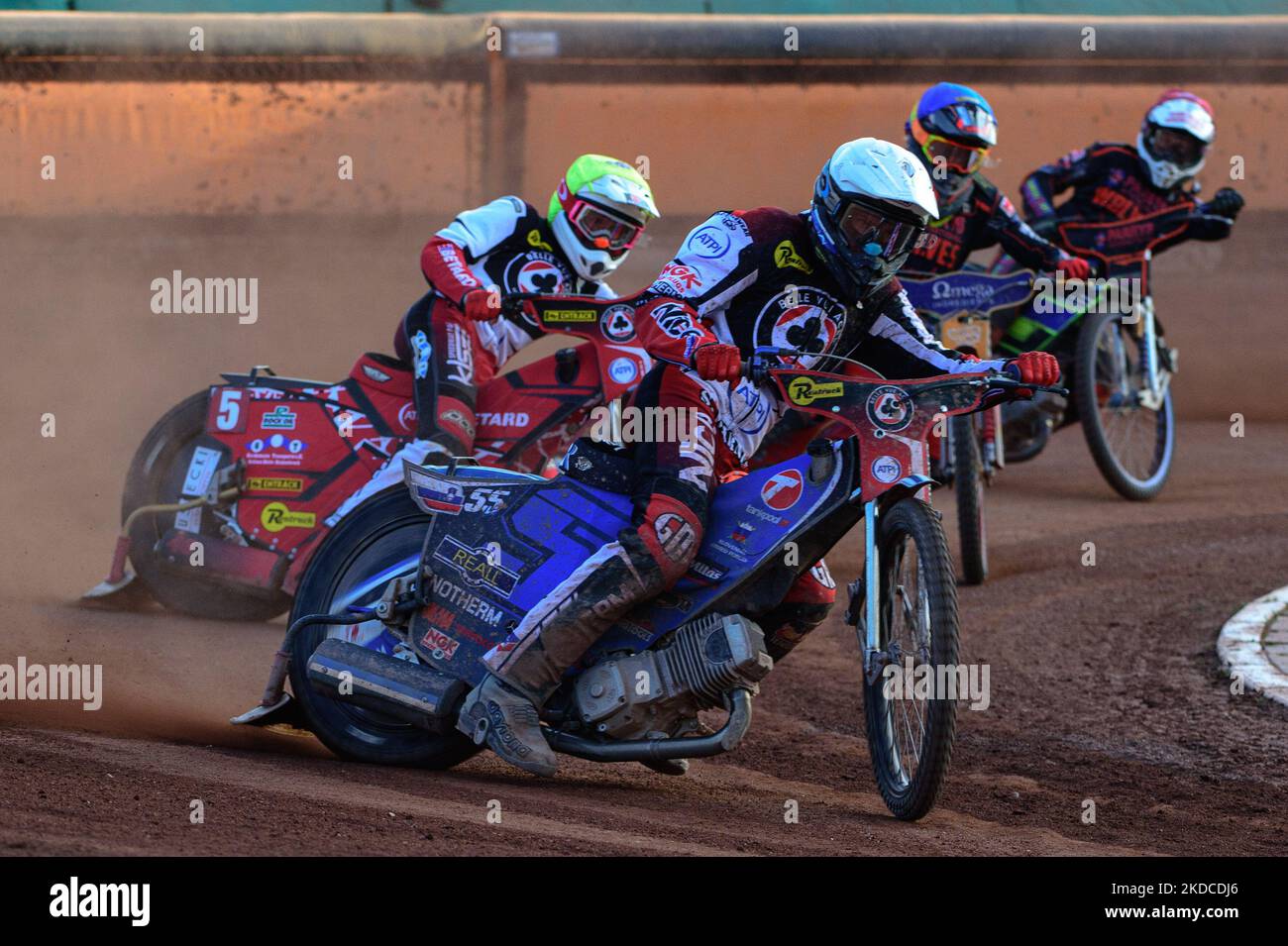 Matej Zagar (Weiß) und Max Fricke (Gelb) sammeln während des SGB-Premiership-Spiels zwischen Wolverhampton Wolves und Belle Vue Aces am Montag, den 20.. Juni 2022, maximale Punkte gegen Wolverhampton Parrys International Wolves Drew Kemp (Blau) und Nick Morris (Rot) im Monmore Green Stadium in Wolverhampton. (Foto von Ian Charles/MI News/NurPhoto) Stockfoto