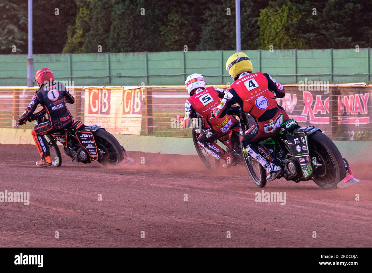 Charles Wright (Gelb) jagt Brady Kurtz (Weiß) und Sam Masters (Rot) während des SGB Premiership-Spiels zwischen Wolverhampton Wolves und Belle Vue Aces am Montag, den 20.. Juni 2022 im Monmore Green Stadium, Wolverhampton. (Foto von Ian Charles/MI News/NurPhoto) Stockfoto
