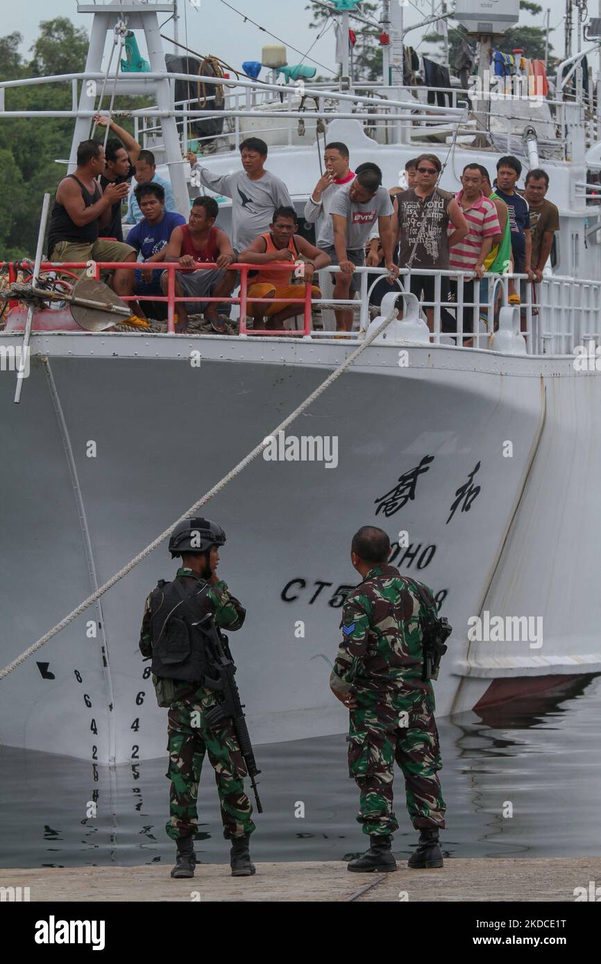 Ein Fischereischiff aus Taiwan und seine 22 Besatzungsmitglieder wurden am 19. Juni bei der Einreise in die Gewässer von North Aceh von der indonesischen Marine verhaftet. Die derzeit wegen Verstößen gegen das Seerechtsübereinkommen der Vereinten Nationen (UNCLOS) im Hafen von Krueng Geukueh in Nord-Aceh, am 21. Juni 2022, in der Provinz Aceh, Indonesien. (Foto von Fachrul Reza/NurPhoto) Stockfoto