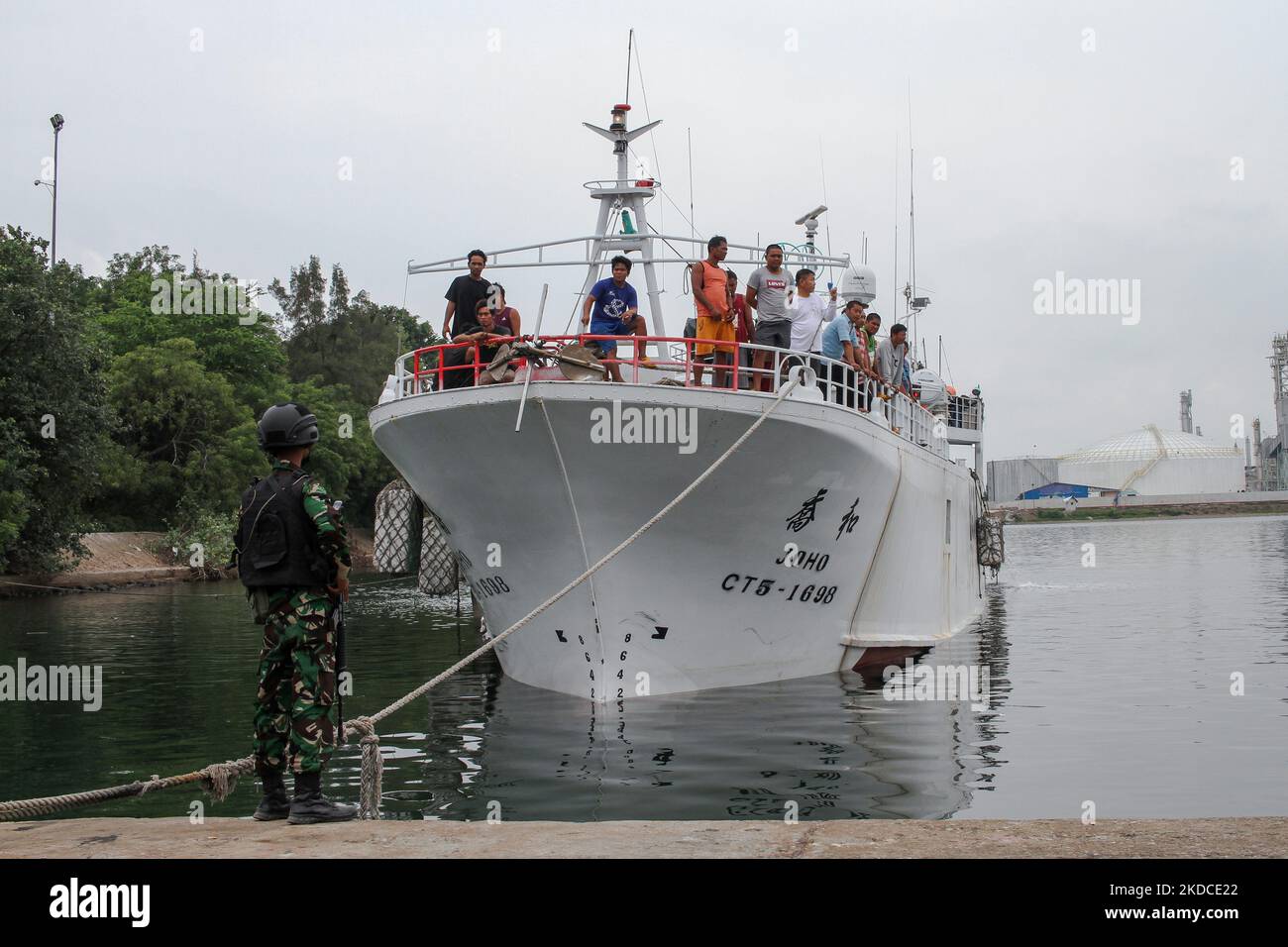 Ein Fischereischiff aus Taiwan und seine 22 Besatzungsmitglieder wurden am 19. Juni bei der Einreise in die Gewässer von North Aceh von der indonesischen Marine verhaftet. Die derzeit wegen Verstößen gegen das Seerechtsübereinkommen der Vereinten Nationen (UNCLOS) im Hafen von Krueng Geukueh in Nord-Aceh, am 21. Juni 2022, in der Provinz Aceh, Indonesien. (Foto von Fachrul Reza/NurPhoto) Stockfoto