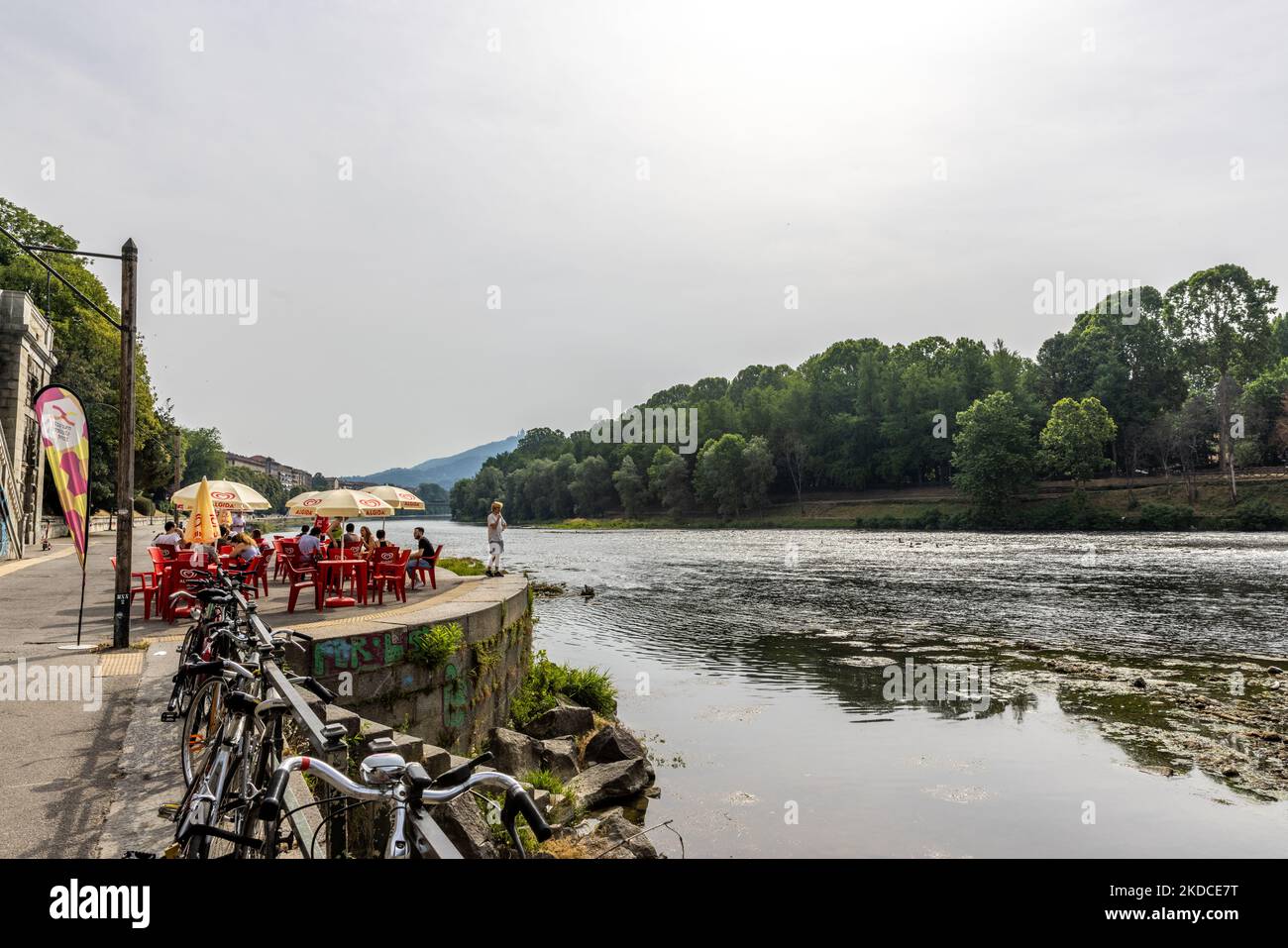 Die Wasserknappheit im Po im zentralen Bereich von Turin schafft eine irreale Situation, da der Fluss fast vollständig trocken ist. Die Wasserknappheit des Po-Flusses wurde durch die schwachen Frühlingsregen nicht gemildert. Nach einer konstanten Dürreperiode haben der Po und sein Becken eine Wasserflussrate von weniger als der Hälfte des Normalwassers. Langfristige Prognosen deuten nicht darauf hin, dass sich das Wetter kurzfristig mit anhaltenden Niederschlägen ändern wird. Dürre ist kein ungewöhnliches Phänomen, aber die Häufigkeit, mit der sie in den letzten Jahren erneut auftritt, wird auch wegen der Auswirkungen beunruhigend, die sie auf Tiere, Flora, Stockfoto