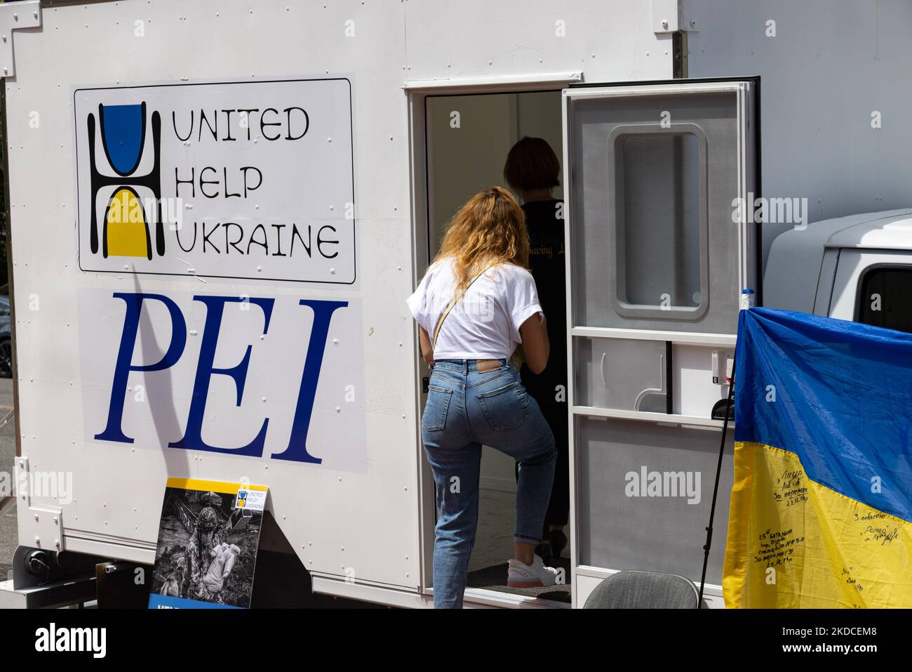 Am 21. Juni 2022 besuchen Menschen eine mobile medizinische Klinik, die von United Help Ukraine und Pacific Engineering Inc. Im Holodomor Memorial in Washington, D.C. gespendet wurde, während einer Einweihungszeremonie und des Segens für den schnellen Einsatz der Einheit in der Ukraine. (Foto von Bryan Olin Dozier/NurPhoto) Stockfoto