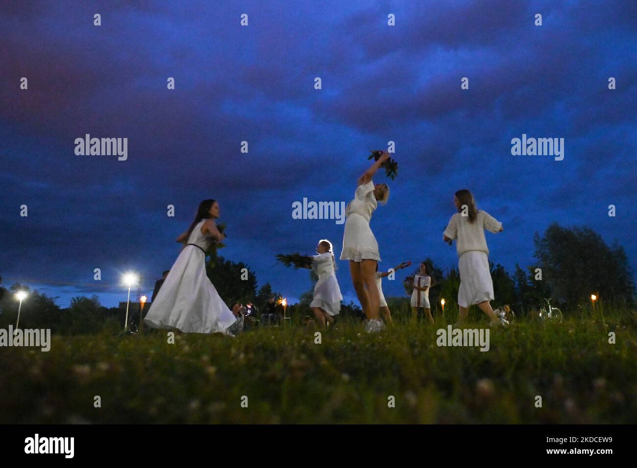 Eine Gruppe junger Frauen aus der Slavica Dance Group führt einen Tanz während der Kupala-Nachtfeiern, des slawischen Sommersonnenwende-Festivals, im Naturschutzgebiet Lisia Gora in Rzeszow auf. Am Dienstag, den 21. Juni 2022, in Rzeszow, Woiwodschaft Podkarpackie, Polen. (Foto von Artur Widak/NurPhoto) Stockfoto