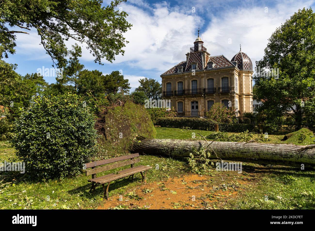 In Moliets et Maa, im Stadtzentrum, traf am 22. Juni gegen 5am Uhr ein extrem heftiger und sehr örtlich begrenzter Sturm die Landes und verursachte zahlreiche Schäden (Foto: Jerome Gilles/NurPhoto) Stockfoto