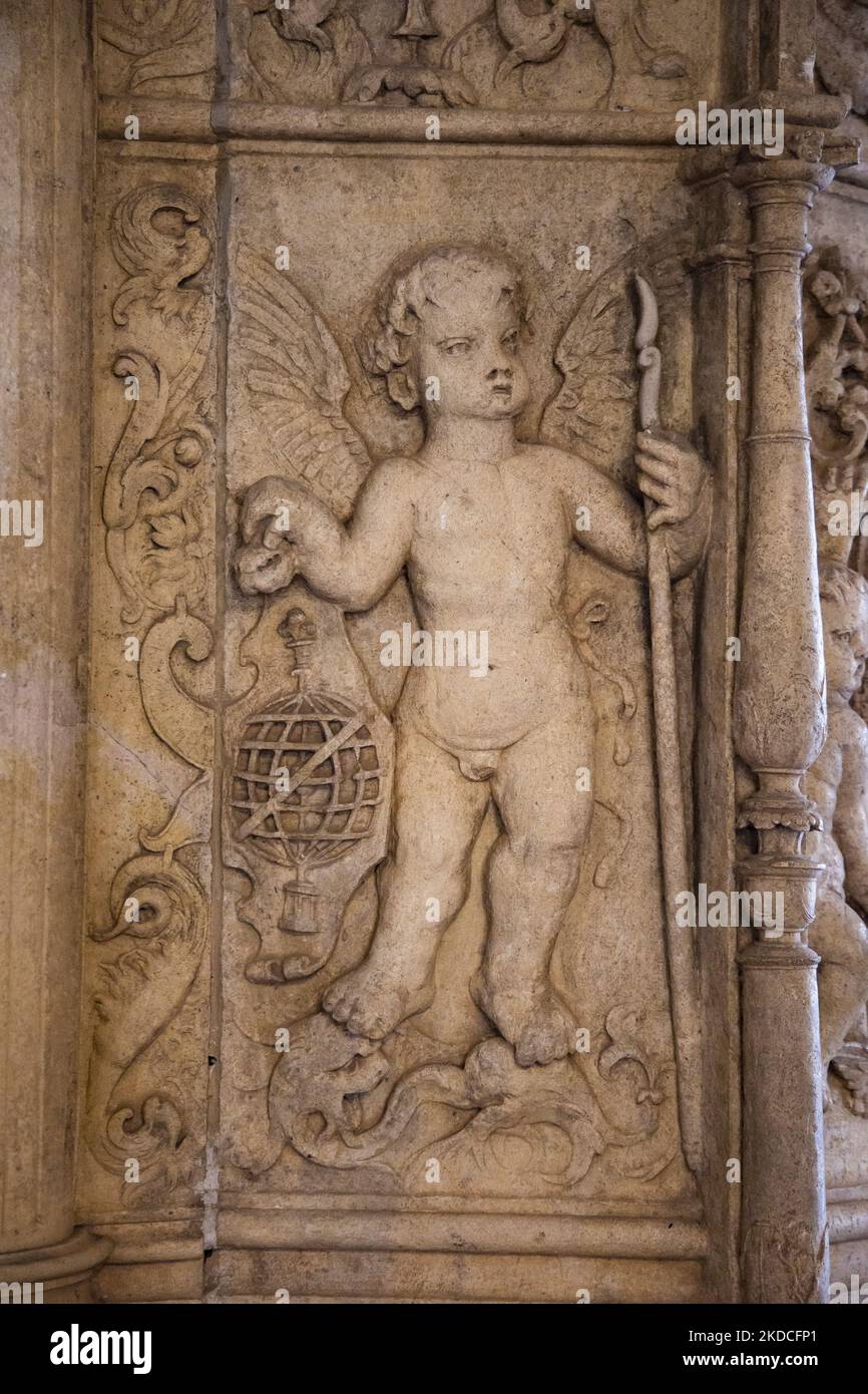 Detail einer Dekoration auf einer Kanzel im Kloster Christi in Tomar, Portugal am 21. Juni 2022. Das Kloster und der Schlosskomplex wurden 1118 vom Großmeister des Templerordens Gualdim Pais gegründet und sind seit 1983 ein wichtiges historisches und kulturelles Denkmal, das zum UNESCO-Weltkulturerbe gehört. (Foto von Emmanuele Contini/NurPhoto) Stockfoto