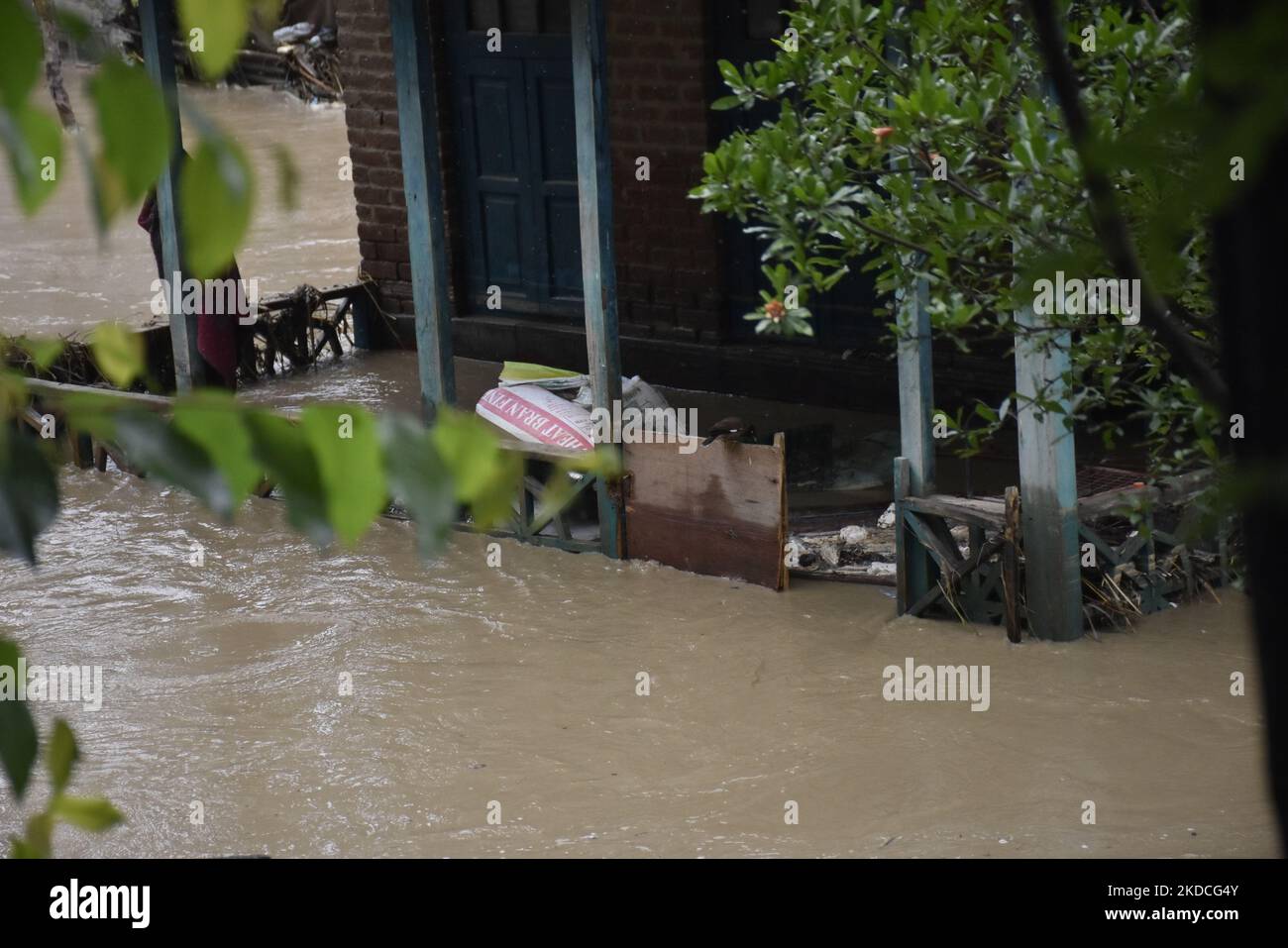 Ein untergetaucht Wohngebiet nach einem Bruch in einem Flutkanal in Srinagar, indisch verwaltet Kaschmir am 22. Juni 2022. In vielen Teilen des Kashmir-Tals wurde Hochwasseralarm ausgelöst, nachdem unaufhörliche Niederschläge im ganzen Tal registriert wurden. (Foto von Muzamil Mattoo/NurPhoto) Stockfoto