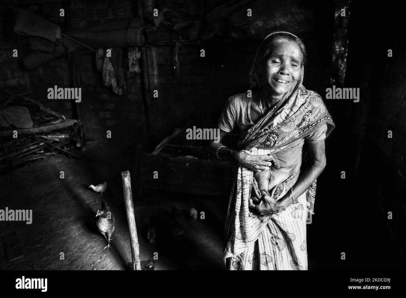 Begum Akhter (80) weint, als sie die letzten Tage nach einer Sturzflut im Gebiet Chattak in Sunamganj, Sylhet, am 22. Juni 2022 mit Hurnger kämpft. Mindestens 26 weitere Menschen sind bei Monsun-Überschwemmungen und Blitzeinschlägen in Indien ums Leben gekommen, während Millionen im Land und im benachbarten Bangladesch weiterhin unter Maroonat waren, sagten die Behörden am 20. Juni. (Foto von Syed Mahamudur Rahman/NurPhoto) Stockfoto