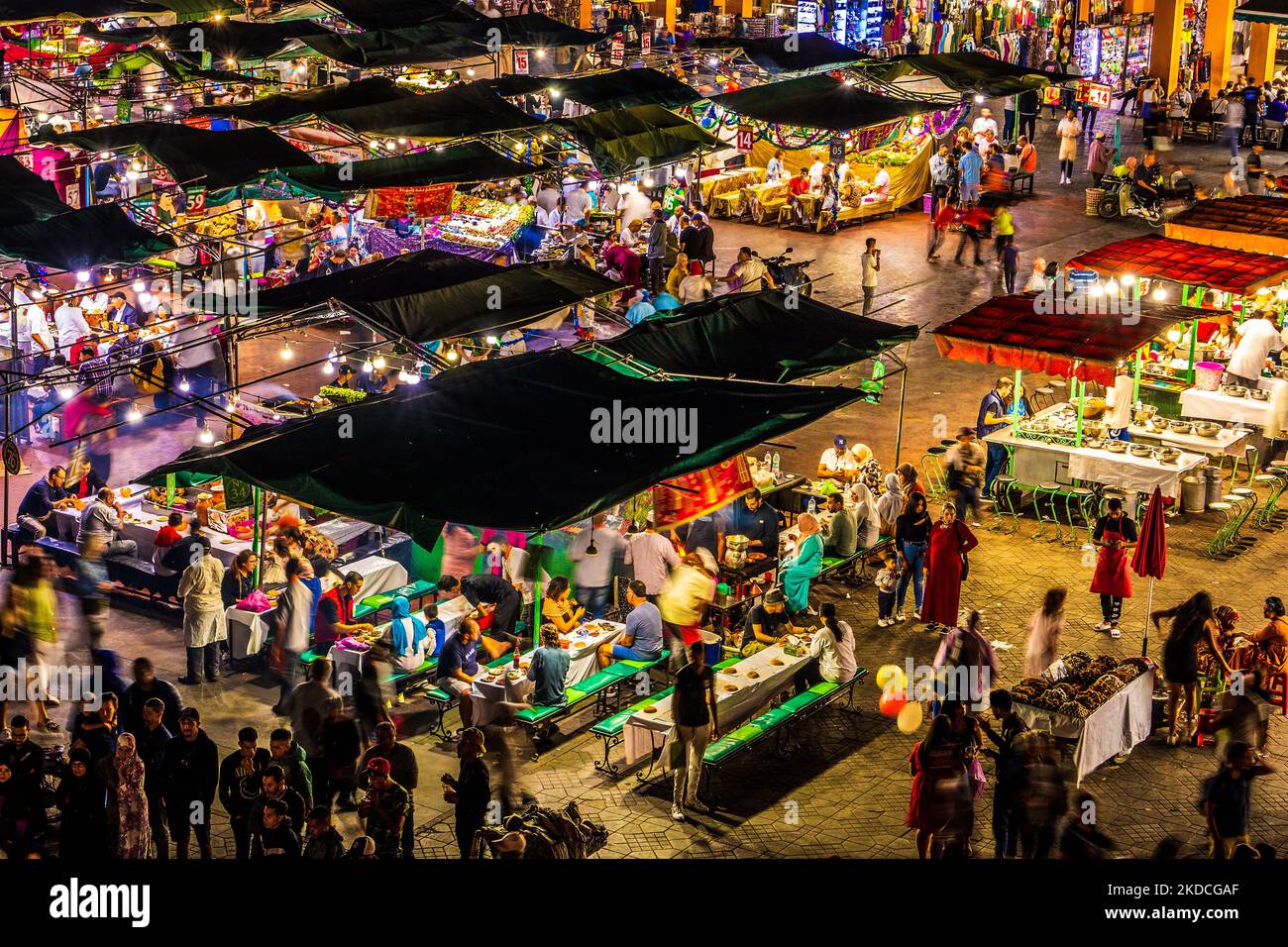 Marokko., Marrakesch - das Jemma al Fna / Jemaa el-Fnaa in der Nacht mit seinen Essensständen und Menschenmengen Stockfoto