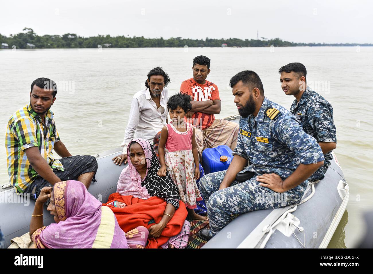 Die Bangladesh Navy rettet am 22. Juni 2022 eine Familie aus einem überfluteten Gebiet nach schweren Monsunregenfällen in Sunamganj. Die Menschen im Nordosten Bangladeschs erleben die schlimmsten Überschwemmungen in lebendigem Gedächtnis. 94 % des Bezirks Sunamganj sind von Hochwasser überflutet. Mindestens 26 weitere Menschen sind bei Monsun-Überschwemmungen und Blitzeinschlägen in Indien gestorben, während Millionen im Land und im benachbarten Bangladesch noch immer unter Maroonat waren, sagten die Behörden. (Foto von Zabed Hasnain Chowdhury/NurPhoto) Stockfoto