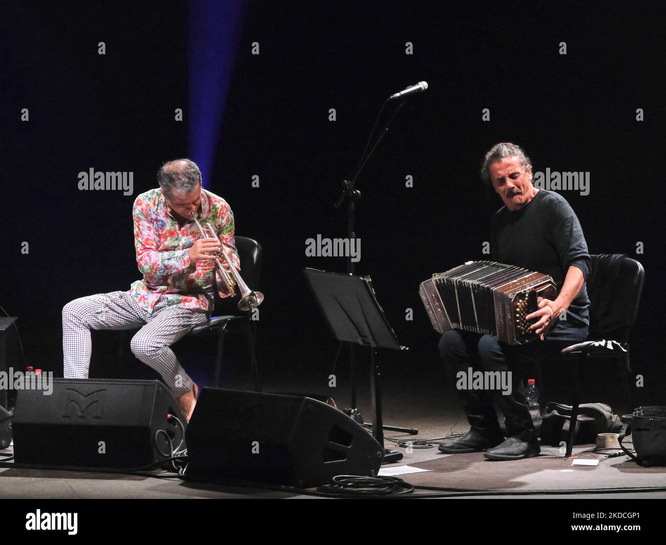 Paolo Fresu e Carlo Maver während des italienischen Sängers Music Concert Paolo Fresu â € œFerlinghettiâ €, am 22. Juni 2022 im Teatro Romano in Verona, Italien (Foto von Maria Cristina Napolitano/LiveMedia/NurPhoto) Stockfoto